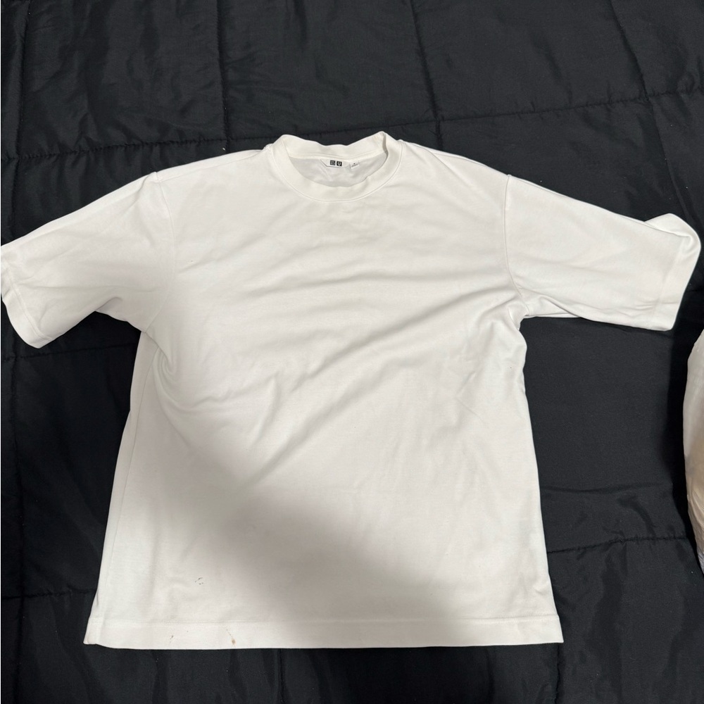 White oversized arism Uniqlo tee